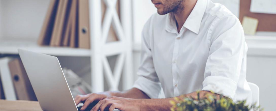 un homme au bureau sur son ordinateur portable