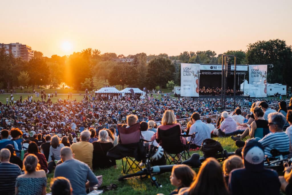 Concert en plein air avec forte affluence lors d’une soirée estivale sous forte chaleur