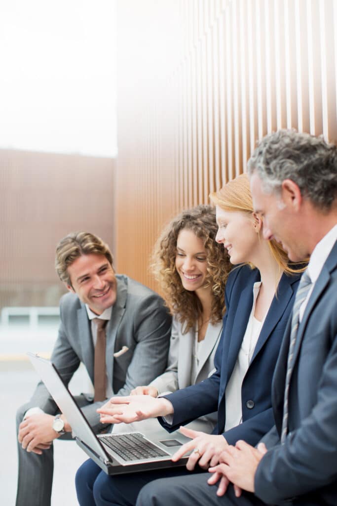 Groupe de personnes devant un ordinateur