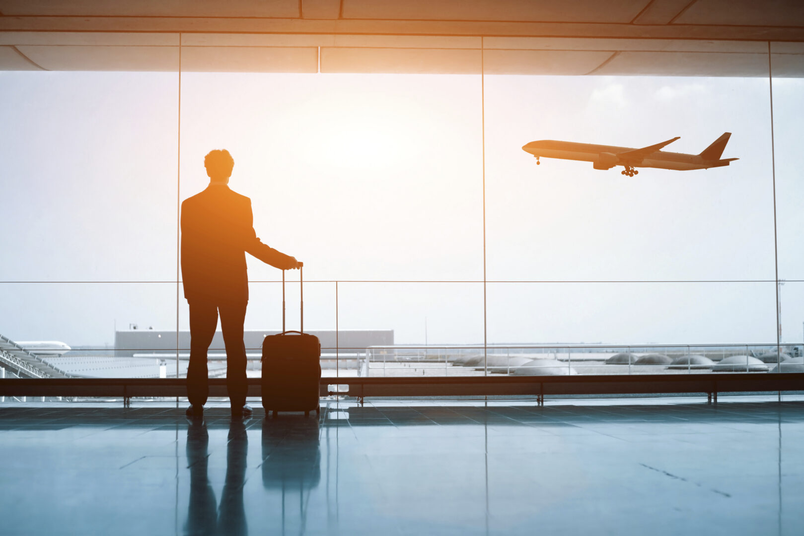 Personne en déplacement professionnel dans un aéroport, illustrant la mobilité internationale des collaborateurs et les enjeux de protection associés.