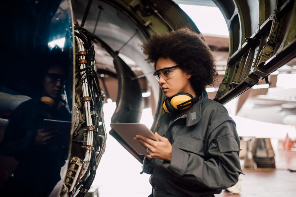 Opérations de maintenance et d’inspection d’un aéronef en environnement industriel, illustrant l’expertise du secteur aéronautique et spatial