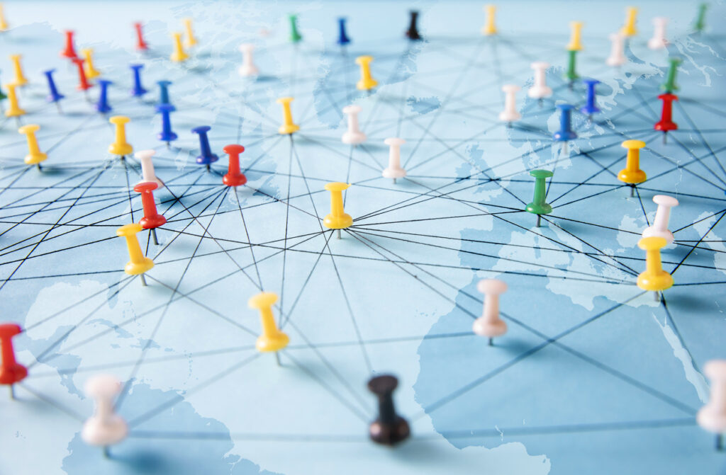 Carte du monde illustrant des points de connexion et des liens entre différentes zones géographiques.