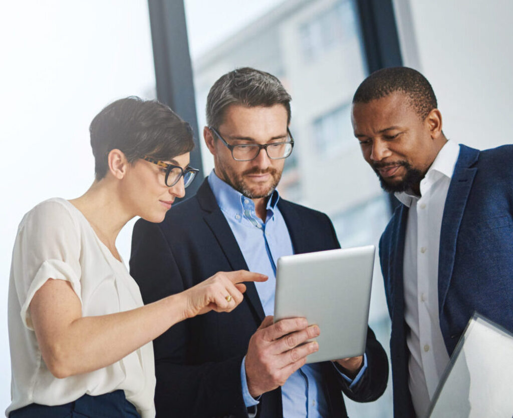 Professionnels consultant un document numérique dans un cadre professionnel
