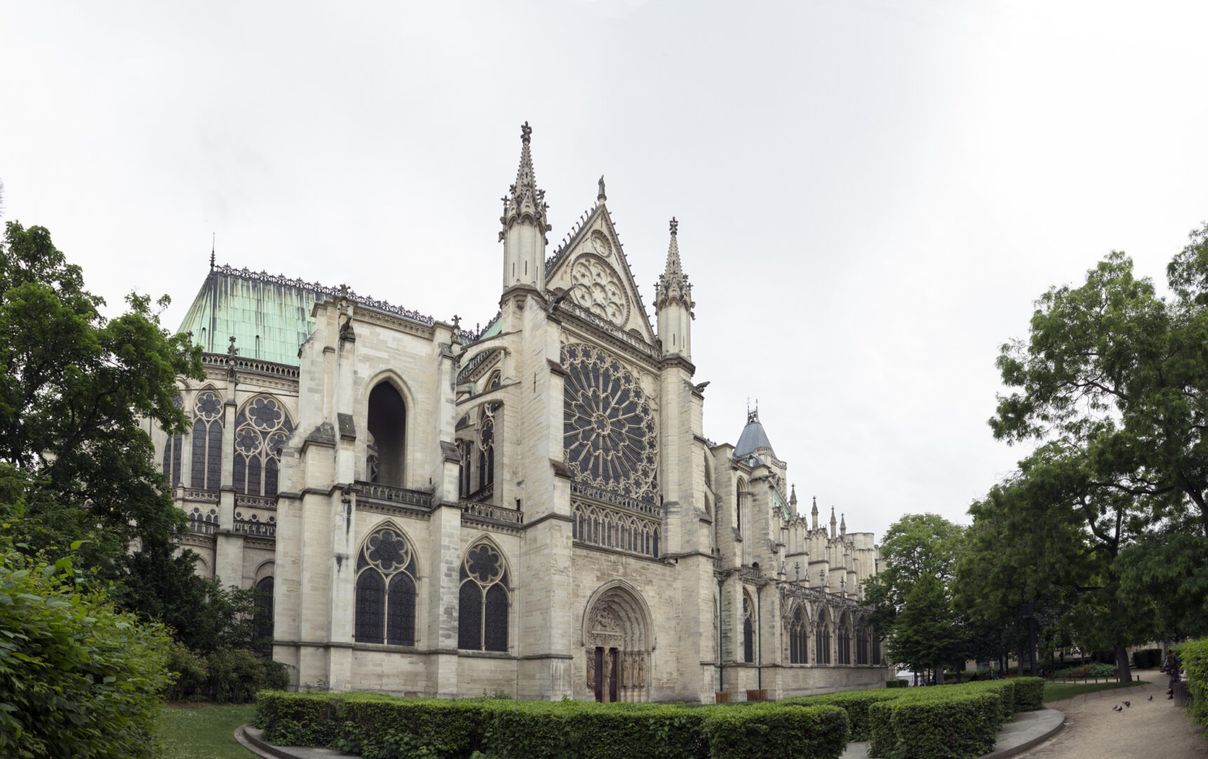 Basilique Saint-Denis entourée de verdure, monument emblématique du patrimoine historique et culturel soutenu par le mécénat