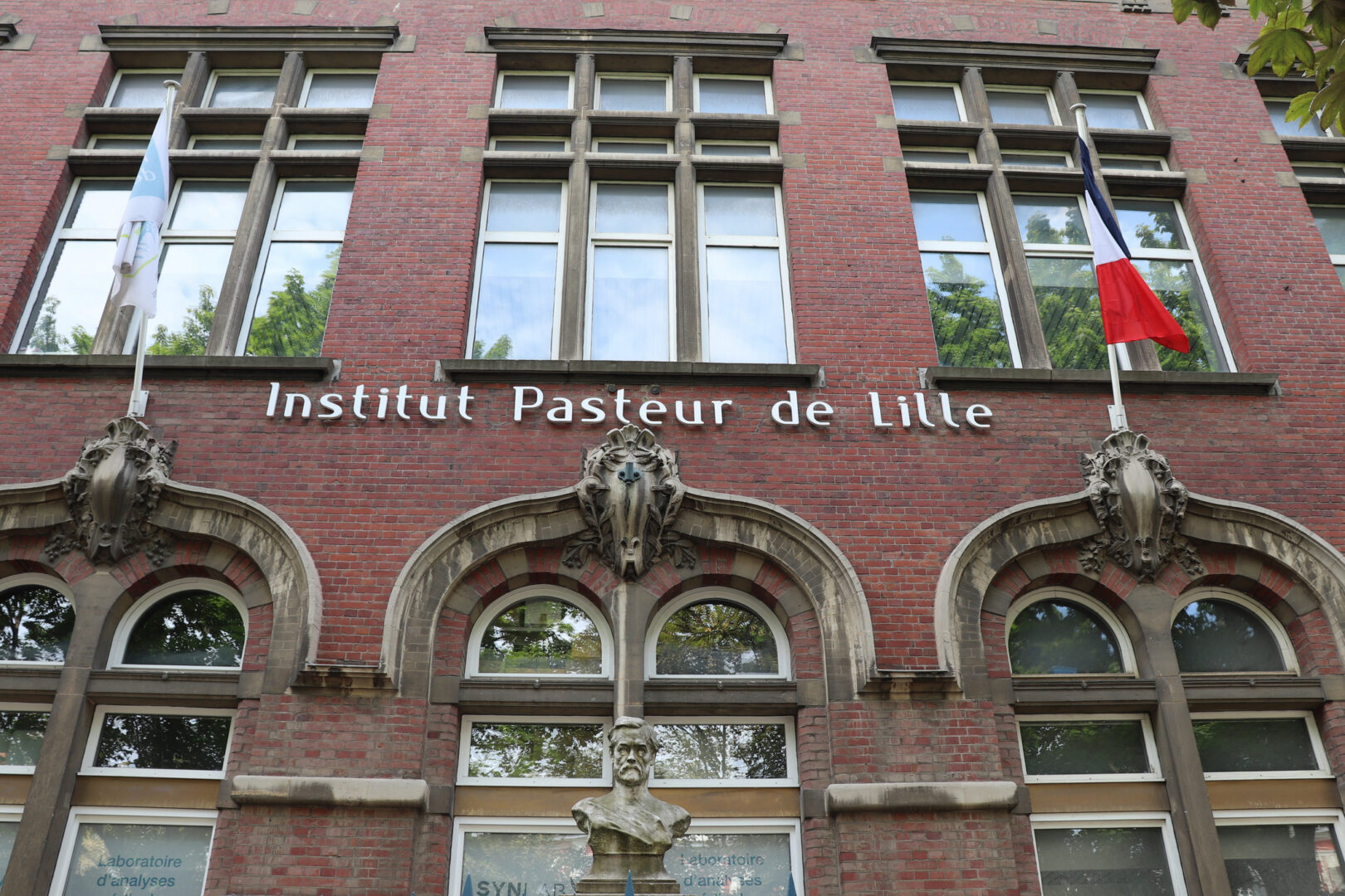 Façade de l’Institut Pasteur de Lille, acteur majeur de la recherche scientifique et médicale soutenu par le mécénat